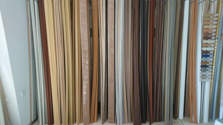 Poređane drvene lajsne za laminat