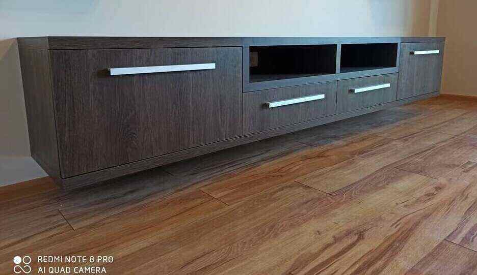 Postavljen laminat i komoda u sobi