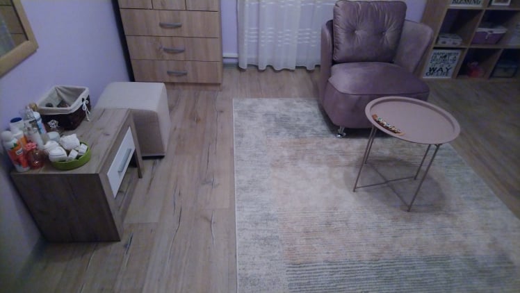 Nameštaj u sobi sa Kronotex laminatom