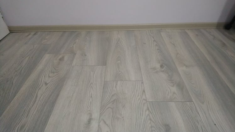 Postavljen laminat i lajsne u prostoriji