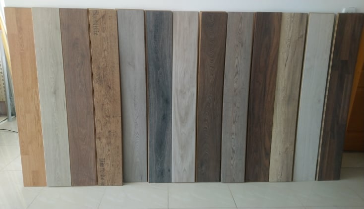 Više vrsta i dezena laminata