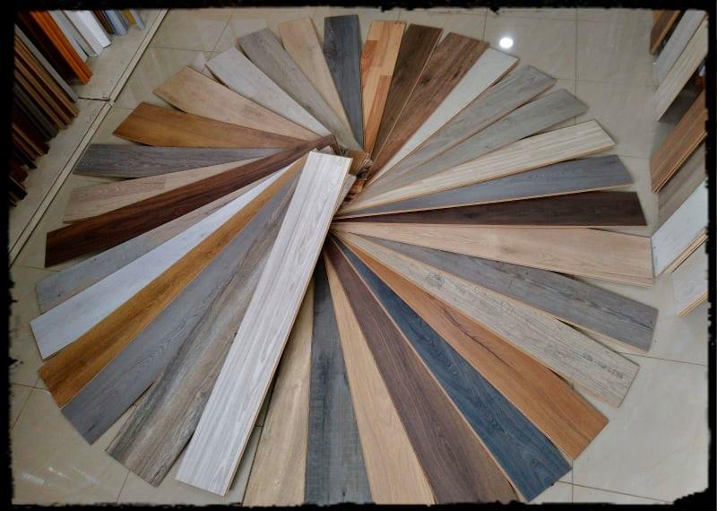 Komadi laminata poređani u krug