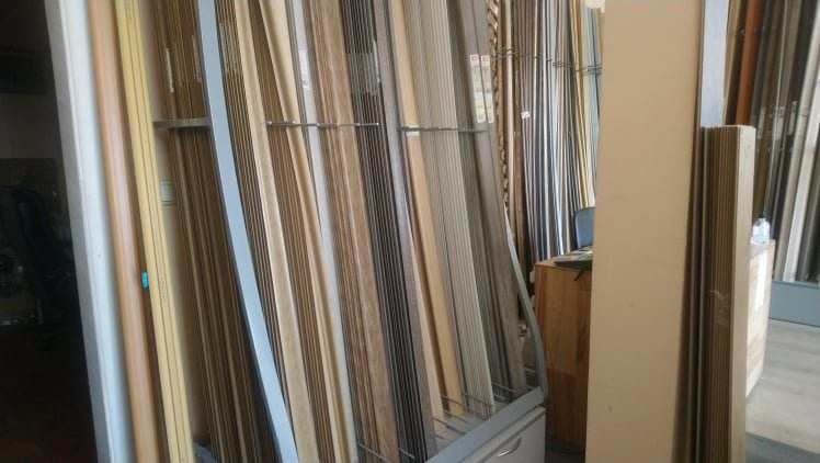 Poređane plastične lajsne za laminat