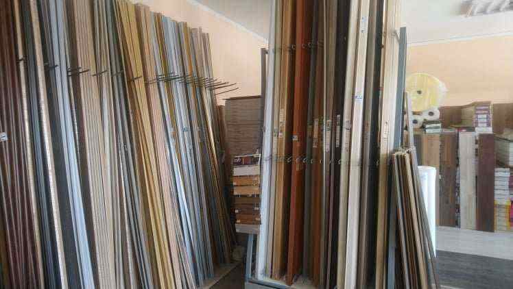 Poređane plastične lajsne za laminat