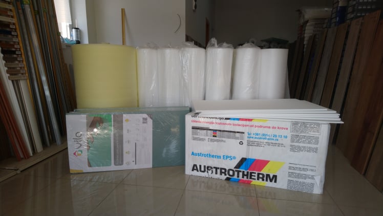 Više vrsta sunđera za laminat